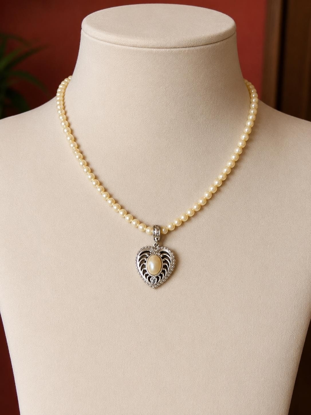 Pearl Pendant Necklace White & Silver Like New